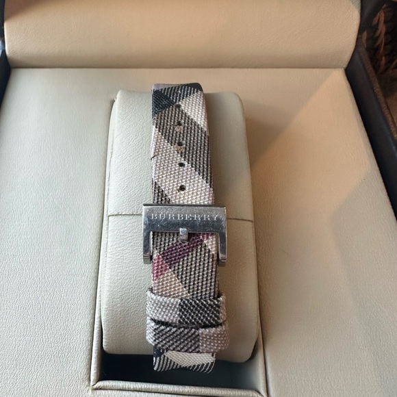 BURBERRY- Classic and Cic Ladies Nova Check Watch. Includes original boxes. - Picture 5 of 7